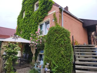 Einfamilienhaus in ruhiger Lage mit 4 FE/WO